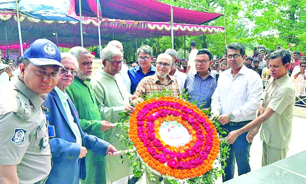 হবিগঞ্জের মাধবপুরে তেলিয়াপাড়া স্মৃতিসৌধে পুষ্পস্তবক অর্পণ করছেন স্থানীয় সরকার পল্লী উন্নয়ন ও সমবায় মন্ত্রী মির্জা ফখরুল ইসলাম আলমগীর : পিআইডি