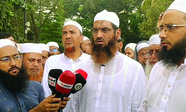 জুলাই স্মৃতি জাদুঘর পরিদর্শন শেষে বক্তব্য রাখেন মামুনুল হক  : নয়া দিগন্ত