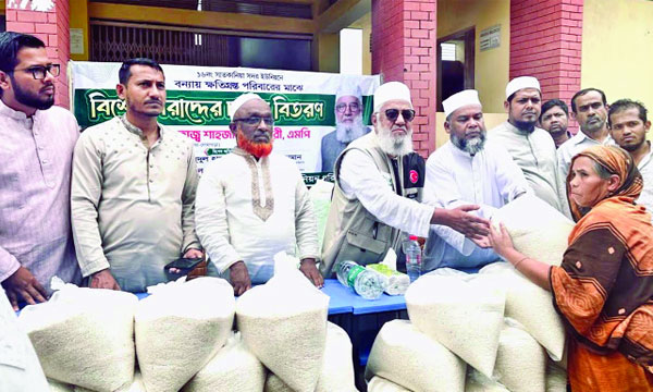 সাতকানিয়ায় বন্যায় ক্ষতিগ্রস্তদের মধ্যে ত্রাণ বিতরণ করেন শাহজাহান চৌধুরী এমপি  : নয়া দিগন্ত