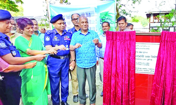 স্বরাষ্ট্র ও কৃষি উপদেষ্টা গতকাল সিরাজদিখান উপজেলায় ডরমেটরি ভবনের ভিত্তিপ্রস্তর স্থাপন করেন : নয়া দিগন্ত