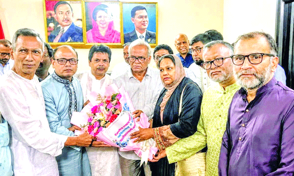 বিএনপির কেন্দ্রীয় কার্যালয়ে ভারপ্রাপ্ত মহাসচিব রুহুল কবির রিজভীকে ফুল দিয়ে শুভেচ্ছা জানান জাতীয়তাবাদী সমমনা জোটের নেতারা : নয়া দিগন্ত