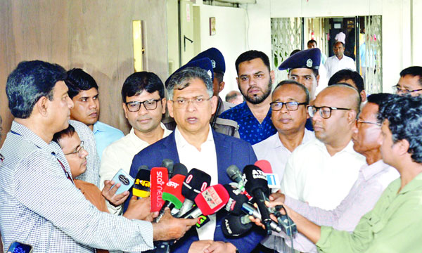 স্বরাষ্ট্রমন্ত্রী সালাহউদ্দিন আহমদ সমসাময়িক বিভিন্ন বিষয়ে সাংবাদিকদের ব্রিফ করেন :  পিআইডি
