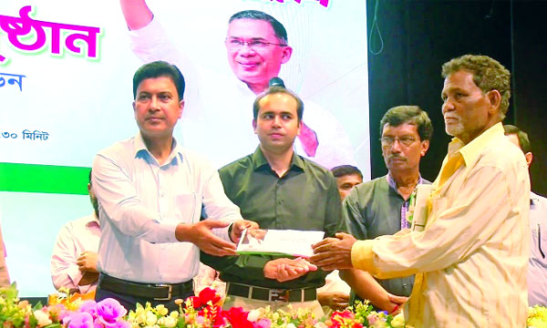 রংপুরে পরিচ্ছন্নতাকর্মীদের হাতে প্রধানমন্ত্রীর ঈদ উপহারের চেক বিতরণ করেন সিটি কর্পোরেশনের প্রশাসক  : নয়া দিগন্ত