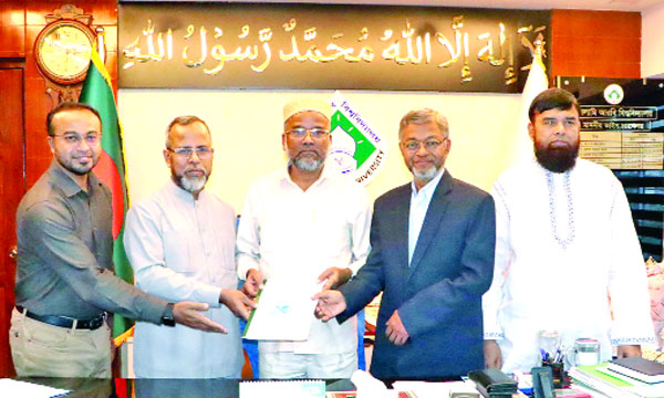 ইআবি ভিসি প্রফেসর ড. মুহাম্মদ আবু জাফর খানের কাছে কামিল পরীক্ষার ফলাফল হস্তান্তর করেন প্রোভিসি ও পরীক্ষা নিয়ন্ত্রক ড. মোহাম্মদ শহীদুল ইসলাম  : নয়া দিগন্ত