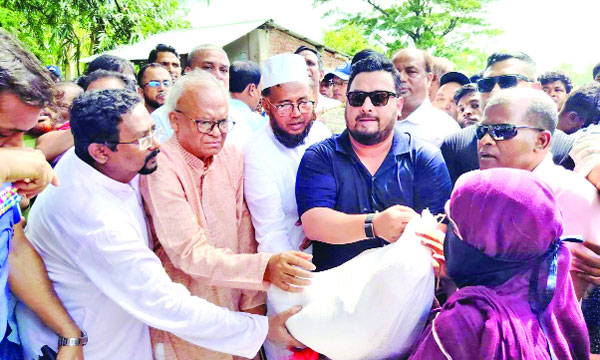 চট্টগ্রামের বাঁশখালীতে বন্যাদুর্গতদের মাঝে ত্রাণ বিতরণ করেন রুহুল কবির রিজভী :  নয়া দিগন্ত