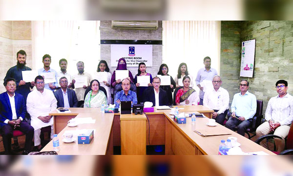 বৃত্তিপ্রাপ্ত শিক্ষার্থীদের সাথে ঢাবি ভিসিসহ বিভিন্ন অনুষদের শিক্ষককেরা  : নয়া দিগন্ত
