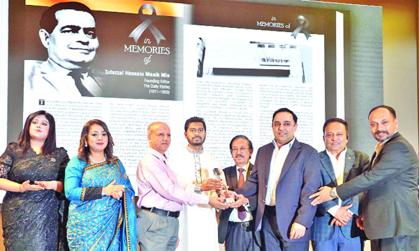 দেশের শিল্পায়নে অবদানকারীদের বিজনেস আমেরিকা ও এনআরবি ওয়ার্ল্ডের সম্মাননা অনুষ্ঠানে প্রতিমন্ত্রী মো: নুরুল হক নূরসহ অতিথিরা