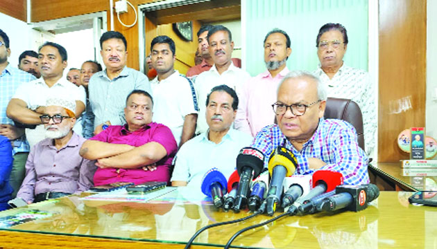 নয়াপল্টনে বিএনপির কেন্দ্রীয় কার্যালয়ে প্রেস ব্রিফিং করছেন রুহুল কবির রিজভী : নয়া দিগন্ত