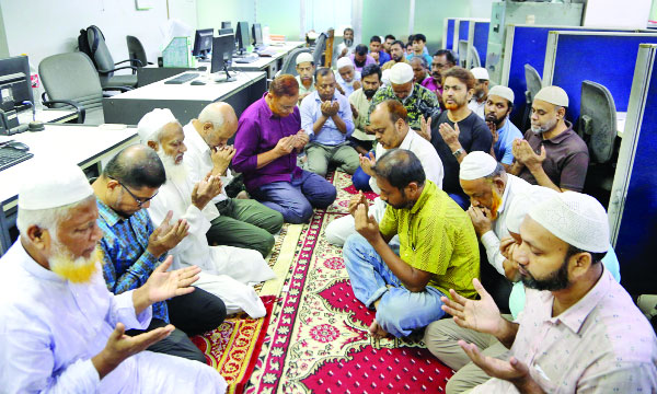 প্রতিষ্ঠাতা নির্বাহী চেয়ারম্যান মীর কাসেম আলীর শাহাদতবার্ষিকী উপলক্ষে নয়া দিগন্ত অফিসে সাংবাদিক-কর্মচারীরা দোয়ায় অংশ নেন : নয়া দিগন্ত