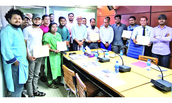 এমআরটি কোর্সের সার্টিফিকেট বিতরণ অনুষ্ঠান গতকাল নয়া দিগন্ত কার্যালয়ে অনুষ্ঠিত হয়   : নয়া দিগন্ত
