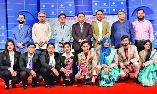 অতিথি ও বিচারকদের সাথে ডিবেট ফর ডেমোক্র্যাসি আয়োজিত ছায়া সংসদে অংশগ্রহণকারীরা  : নয়া দিগন্ত