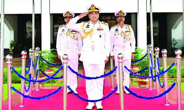 নবনিযুক্ত নৌবাহিনী প্রধানকে গার্ডঅব অনার প্রদান অনুষ্ঠানে তিনি সালাম গ্রহণ করেন : আইএসপিআর