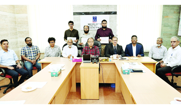 বৃত্তিপ্রাপ্ত শিক্ষার্থীদের সাথে ঢাবি ভিসি অধ্যাপক  ড. এ বি এম ওবায়দুল ইসলামসহ অতিথিরা : নয়া দিগন্ত