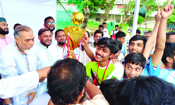 বিজি প্রেস মাঠে জুলাই স্মৃতি ফুটবল টুর্নামেন্টের বিজয়ীদের মধ্যে পুরস্কার বিতরণ করেন সাইফুল আলম খান মিলন এমপি : নয়া দিগন্ত