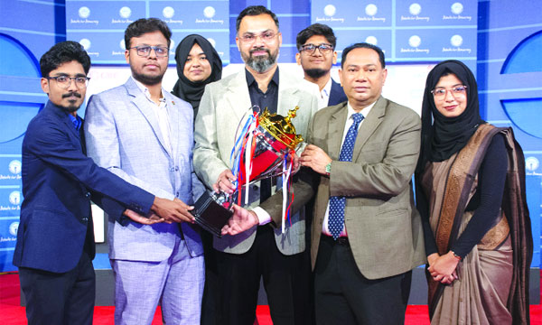 বিজয়ী দলের বিতার্কিকদের ট্রফি প্রদান করছেন যুব ও ক্রীড়া প্রতিমন্ত্রী আমিনুল হক  : নয়া দিগন্ত
