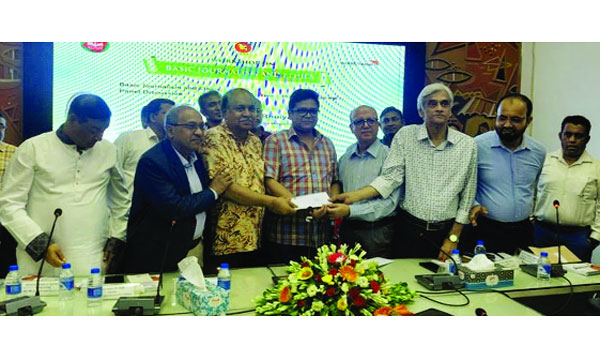 গাজীপুরের ডিসির হাতে সদস্যপদের চিঠি তুলে দেন জাতীয় প্রেস ক্লাবের নেতৃবৃন্দ  : নয়া দিগন্ত