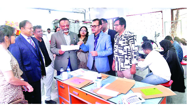 ঢাবি চারুকলা ইউনিটের ভর্তি পরীক্ষা কেন্দ্র পরিদর্শন করছেন ভিসি অধ্যাপক ড. নিয়াজ আহমদ খান :  নয়া দিগন্ত