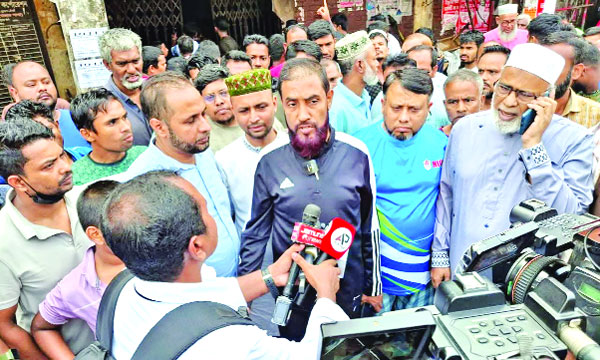 আগুনে পুড়ে যাওয়া রাজধানীর কলমিলতা কাঁচাবাজার পরিদর্শনে গিয়ে সাংবাদিকদের সাথে কথা বলেন জামায়াত নেতৃবৃন্দ :  নয়া দিগন্ত