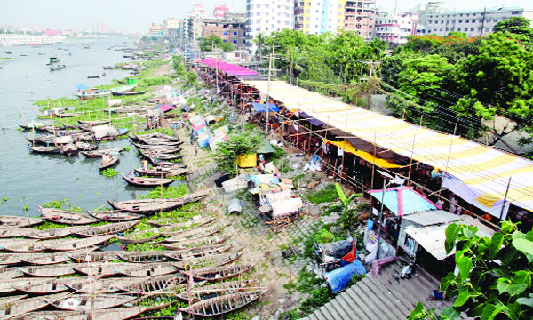 পশুর হাটের কারণে যাত্রী না থাকায় ঘাটে বাধা নৌকা :  নয়া দিগন্ত