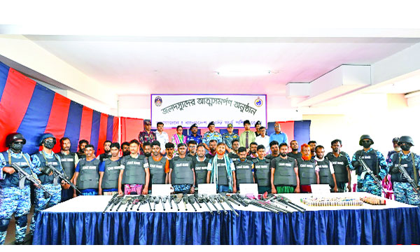 সুন্দরবনের জাহাঙ্গীর বাহিনীর প্রধানসহ ২৭ জনের আত্মসমর্পণ, বিপুল অস্ত্র ও গুলি উদ্ধার