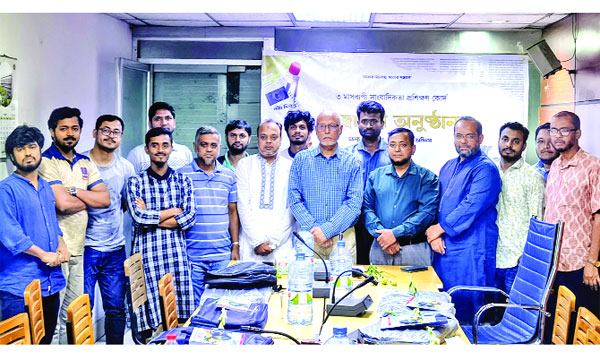 নয়া দিগন্তে এমআরটির সাংবাদিক প্রশিক্ষণ কোর্সের উদ্বোধন শেষে সম্পাদক সালাহউদ্দিন মুহাম্মদ বাবরের সাথে অংশগ্রহণকারীরা : নয়া দিগন্ত