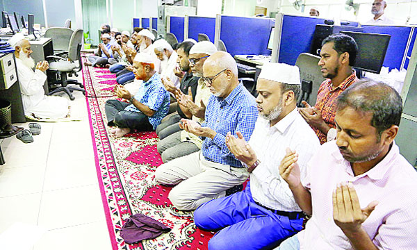 দৈনিক নয়া দিগন্তের প্রতিষ্ঠাতা সম্পাদক আলমগীর মহিউদ্দিনের প্রথম মৃত্যুবার্ষিকী উপলক্ষে নয়া দিগন্ত কার্যালয়ে দোয়া মাহফিল অনুষ্ঠিত হয়: নয়া দিগন্ত