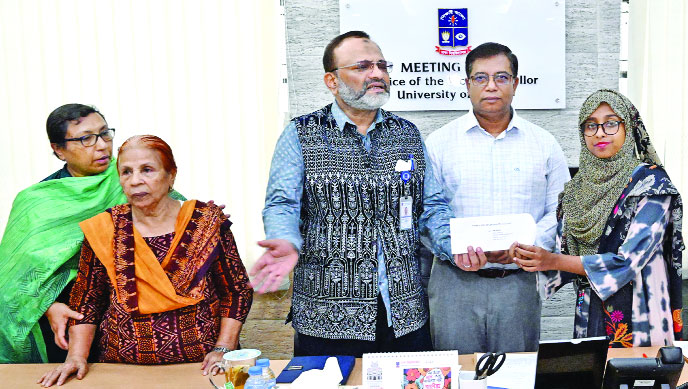 ড: হাবিবা খাতুন ট্রাস্ট ফান্ডের বৃত্তির চেক তুলে দেন ঢাবি ভিসি ড. নিয়াজ আহমদ : নয়া দিগন্ত
