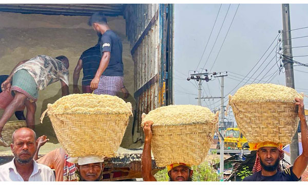 চট্টগ্রামের পটিয়ায় ট্রাক থেকে অপরিশোধিত লবণ খালাস করছেন চাষীরা