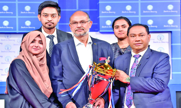 ডিবেট ফর ডেমোক্র্যাসি আয়োজিত ছায়া সংসদে বিজয়ীদের হাতে ট্রফি তুলে দেন প্রধানমন্ত্রীর অর্থ মন্ত্রণালয় বিষয়ক উপদেষ্টা রাশেদ আল তিতুমীর : নয়া দিগন্ত