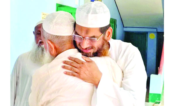 হেফাজত আমিরের সাথে মামুনুল হক : নয়া দিগন্ত