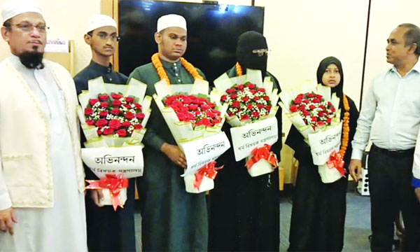 সৌদি  আরবে হিফজুল কুরআন প্রতিযোগিতায় বিজয়ীদের বিমানবন্দরে ধর্ম মন্ত্রণালয়ের পক্ষ থেকে অভ্যর্থনা জানানো হয় : নয়া দিগন্ত