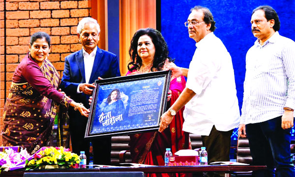 শিল্পকলা একাডেমিতে রুনা লায়লার হাতে স্মারক সম্মাননা তুলে দেন নিতাই রায় চৌধুরী : নয়া দিগন্ত