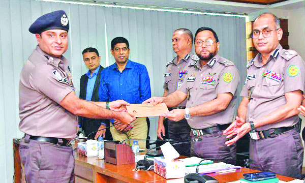 ডিএমপি কার্যালয়ে মাসিক অপরাধ পর্যালোচনা সভায় শ্রেষ্ঠ অফিসারদের পুরস্কার তুলে দেন ডিএমপি কমিশনার :  নয়া দিগন্ত