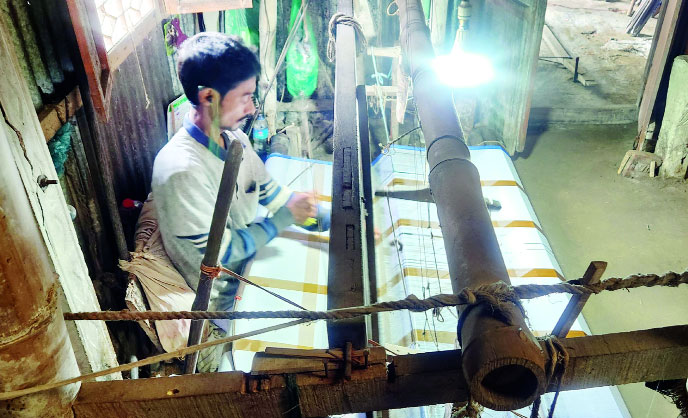 লুঙ্গি তৈরিতে ব্যস্ত এক তাঁতি : নয়া দিগন্ত