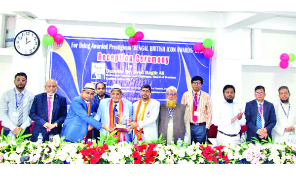 সিলেটে লিডিং ইউনিভার্সিটি ড. সৈয়দ রাগীব আলীকে সম্মাননা স্মারক তুলে দেয়া হয় :  নয়া দিগন্ত