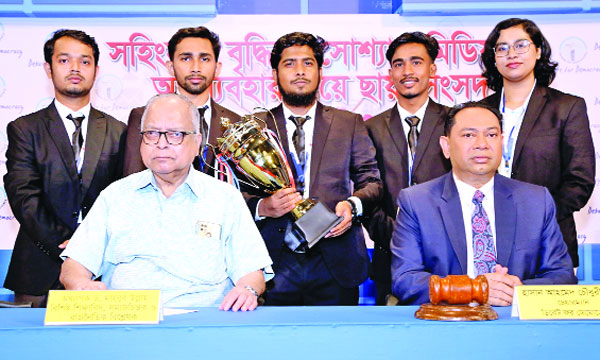 ডিবেট ফর ডেমোক্র্যাসির বিতর্ক প্রতিযোগিতায় বিজয়ী দলের হাতে ট্রফি তুলে দেন ড. মাহবুব উল্লাহ  :  নয়া দিগন্ত