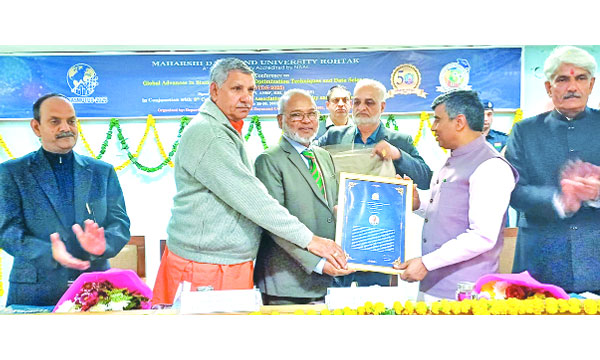 ভারতে আন্তর্জাতিক সম্মাননা পদক গ্রহণ করছেন প্রফেসর ড. শাহজাহান খান :  পিআইডি