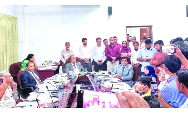 শনিবার বাস চালুর দাবি জানাতে ঢাবি সিনেট ভবনে ডাকসু নেতৃবৃন্দ  : নয়া দিগন্ত