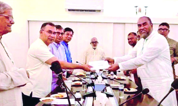 প্রধানমন্ত্রীর কাছ থেকে অনুদানের অর্থ নিচ্ছেন সিসিক প্রশাসক আবদুল কাইয়ুম চৌধুরী : নয়া দিগন্ত