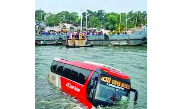 দৌলতদিয়ায় আবারো বাস পদ্মায় অল্পের জন্য এড়াল বড় প্রাণহানি