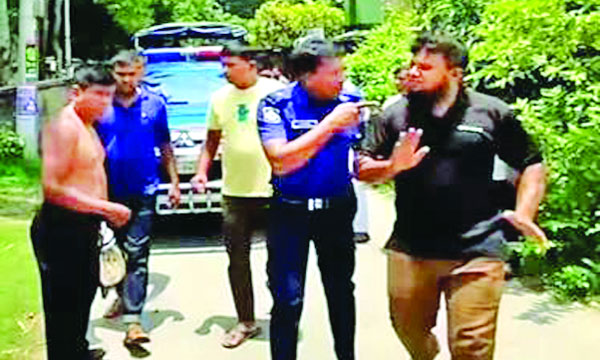 কুমারখালীতে পুলিশের সাথে আলাপচারিতায় যুবদল নেতা মামুন (ডানে) : নয়া দিগন্ত