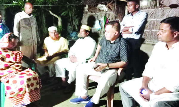 খুলনার দাকোপ প্রেমিকা পরিবারের হাতে লাঞ্ছিত হয়ে আত্মহত্যাকারী মিঠুন গাইনের পরিবারকে সান্তনা দেন কৃষ্ণ নন্দী : নয়া দিগন্ত
