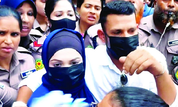 আদালত চত্বরে ক্রিকেটার নাসির ও তার স্ত্রী তামিমা :  নয়া দিগন্ত