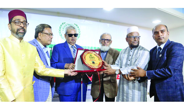 গুলশানে হিউম্যান রাইটস অ্যালাইভ বাংলাদেশ চ্যাপ্টারের উদ্বোধন অনুষ্ঠানে দিগন্ত মিডিয়া করপোরেশনের চেয়ারম্যান শিব্বির মাহমুদসহ অতিথিরা : নয়া দিগন্ত