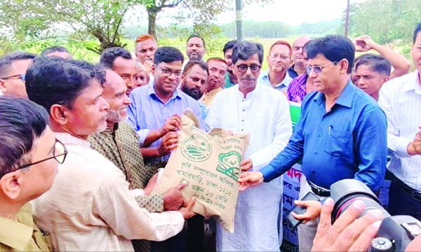 চট্টগ্রামের চন্দনাইশে ক্ষতিগ্রস্ত কৃষকের মধ্যে বীজ প্রদান করেন কৃষি এবং মৎস্য ও প্রাণিসম্পদ মন্ত্রী মোহাম্মদ আমিন উর রশিদ : নয়া দিগন্ত