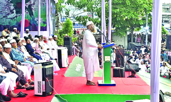 চট্টগ্রামের লালদীঘি ময়দানে ১১ দলীয় জোট আয়োজিত জনসভায় বক্তব্য রাখেন বাংলাদেশ খেলাফত মজলিসের আমির মাওলানা মামুনুল হক : নয়া দিগন্ত
