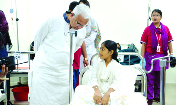 সমাজকল্যাণ মন্ত্রী অধ্যাপক ড. এ জেড এম জাহিদ হোসেন থ্যালাসেমিয়া ফাউন্ডেশন হাসপাতালে আক্রান্ত শিশুর সাথে কথা বলেন : নয়া দিগন্ত