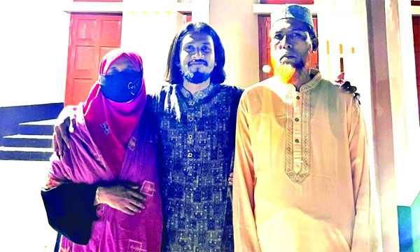 মা-বাবার সাথে রাকসু জিএস সালাহউদ্দিন আম্মার  : নয়া দিগন্ত