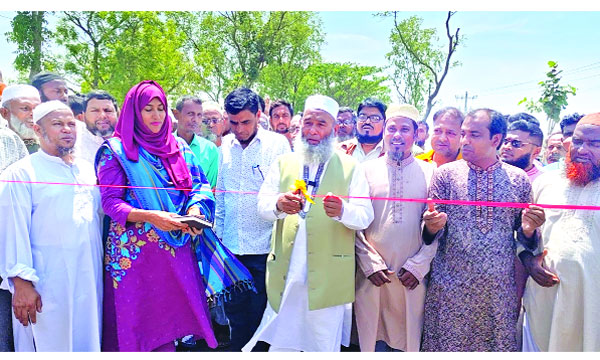 ডিবেট ফর ডেমোক্র্যাসির বিতর্ক প্রতিযোগিতায় অতিথিদের সাথে বিতার্কীকেরা