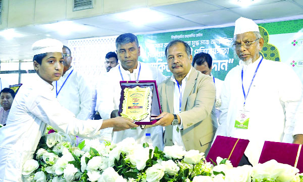 তথ্য ও সম্প্রচার মন্ত্রী জহির উদ্দিন স্বপন রাজধানীর উত্তরায় ‘আলোকিত মাহে রমাদান’ প্রতিযোগিতায় চূড়ান্ত বিজয়ীদের মধ্যে পুরস্কার বিতরণ করেন : পিআইডি